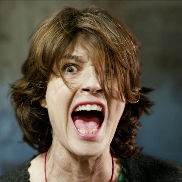 Irène Jacob schreit mit weit aufgerissenem Mund.