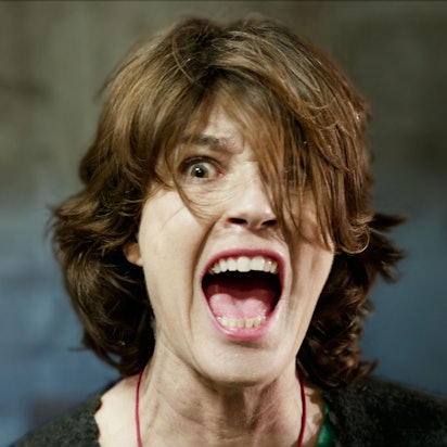 Irène Jacob schreit mit weit aufgerissenem Mund.