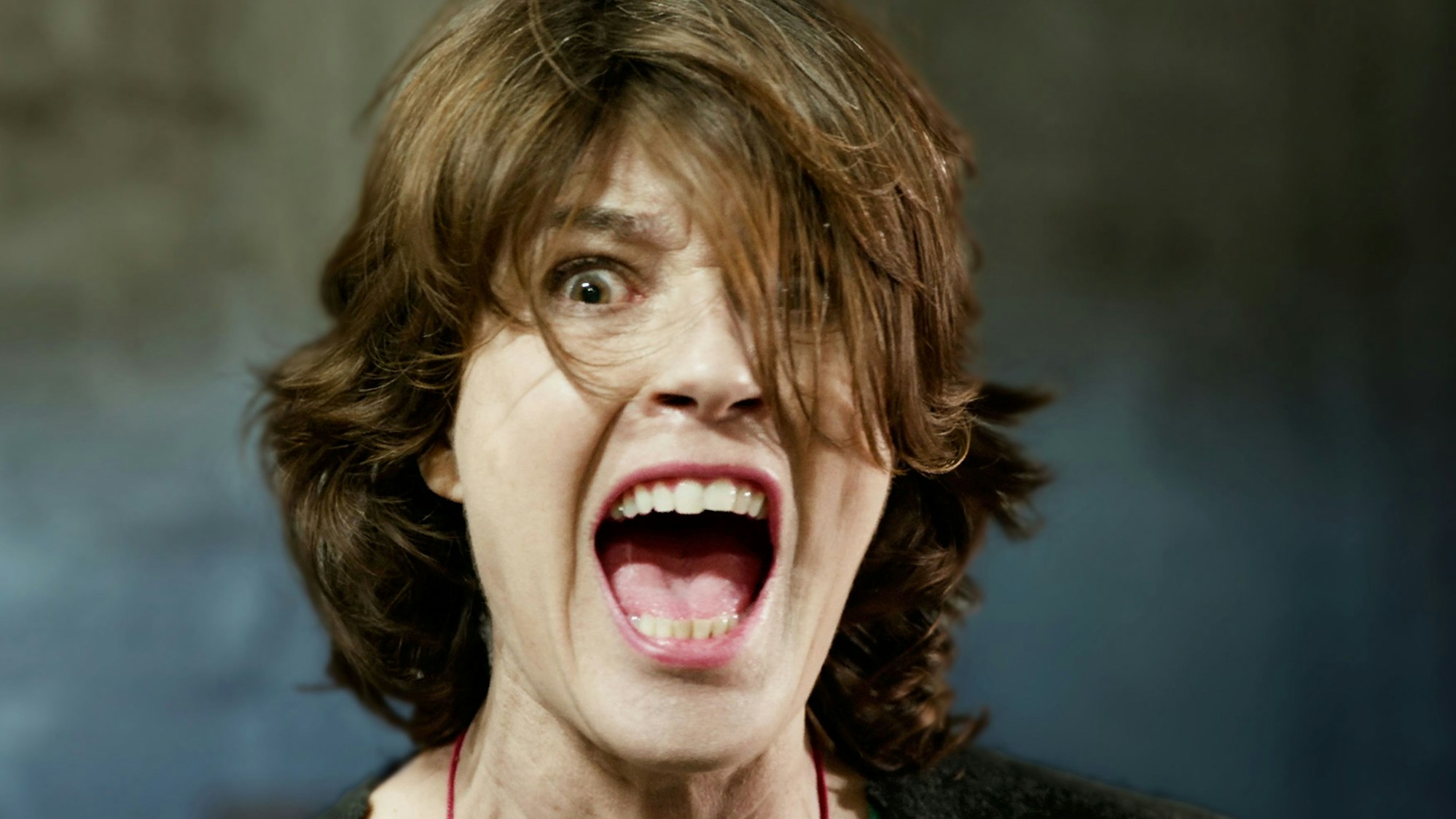 Irène Jacob schreit mit weit aufgerissenem Mund.