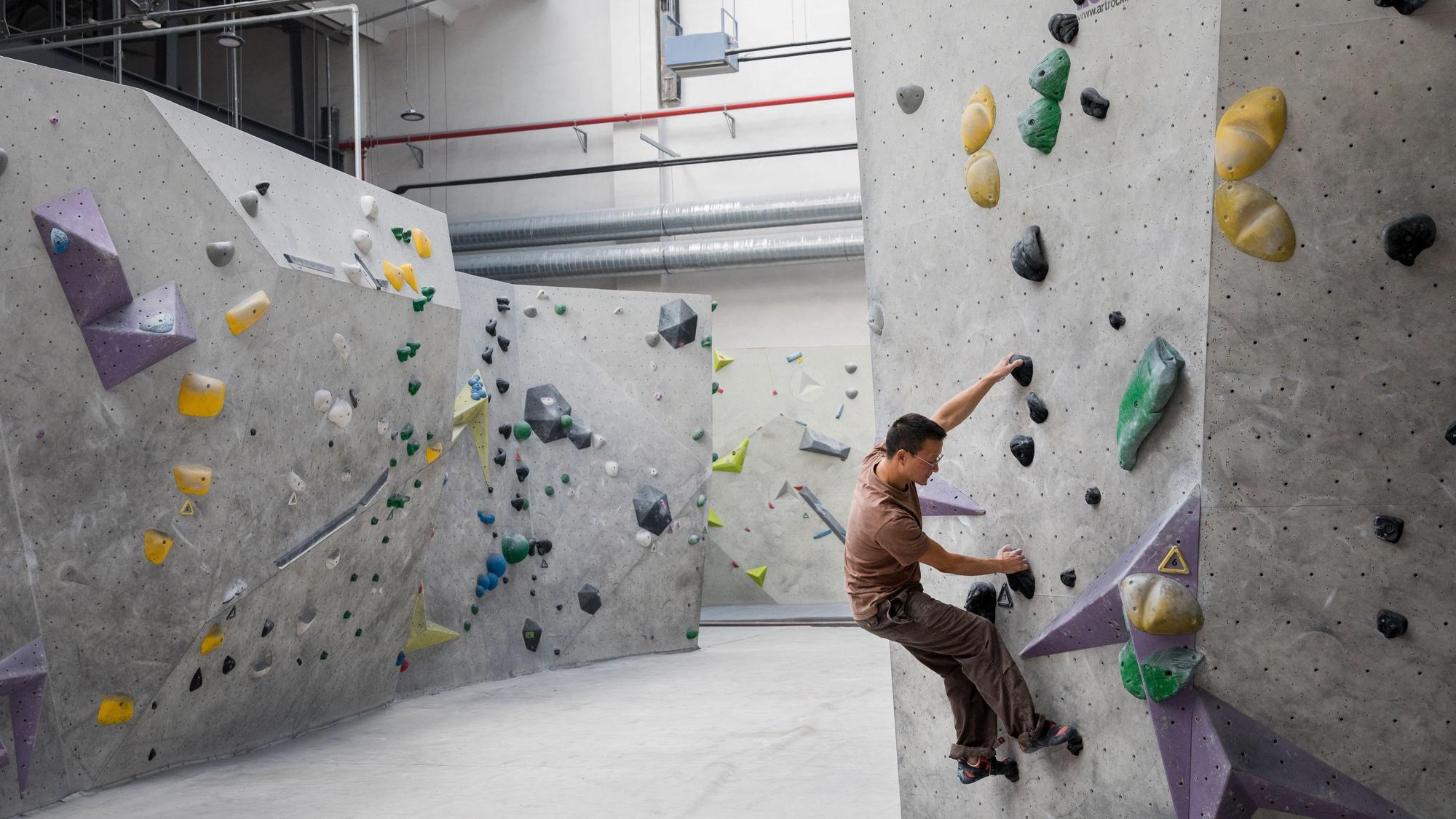 An der Boulderwand im Stuntwerk in der Schanzenstrasse.