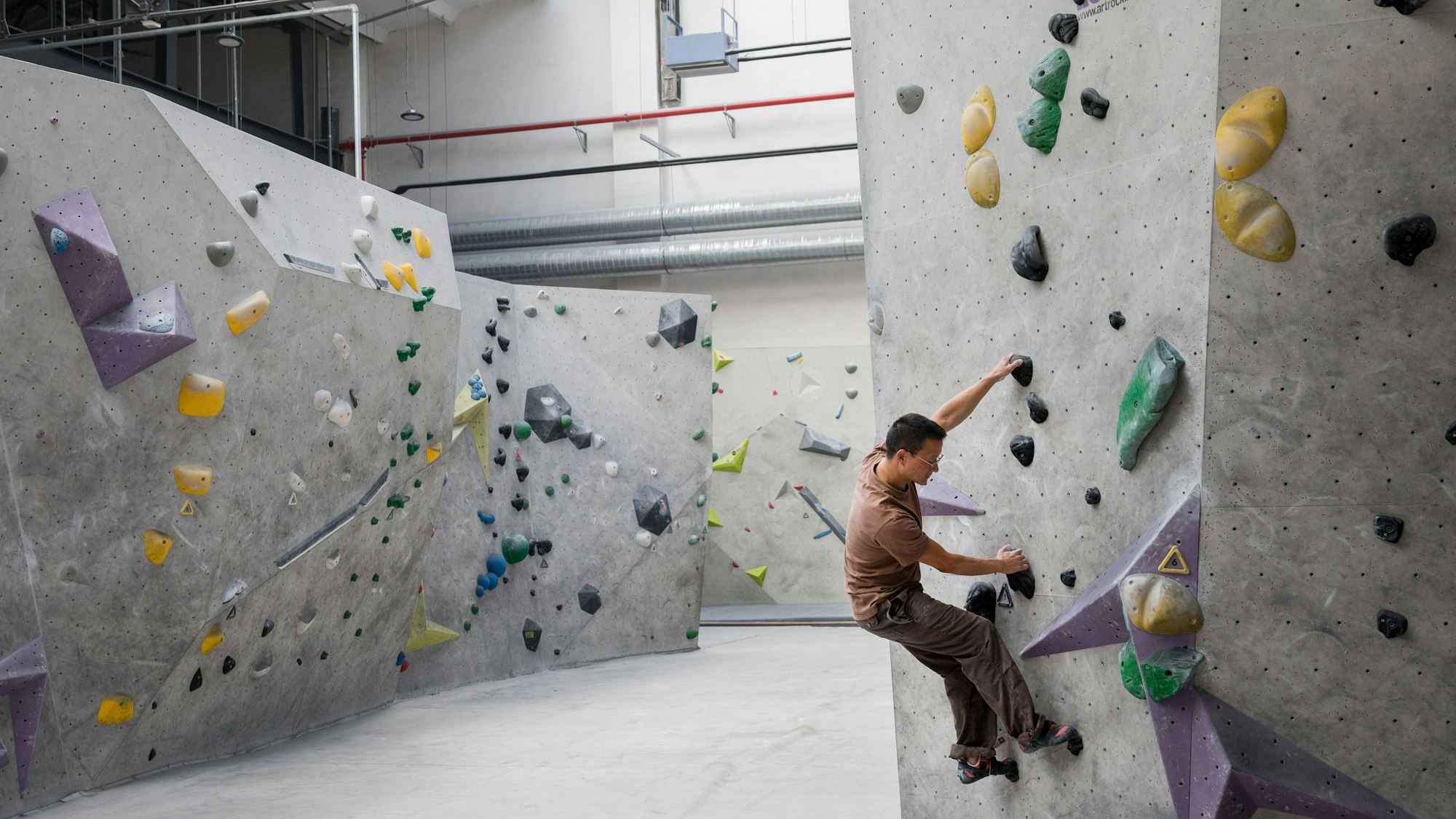 An der Boulderwand im Stuntwerk in der Schanzenstrasse.