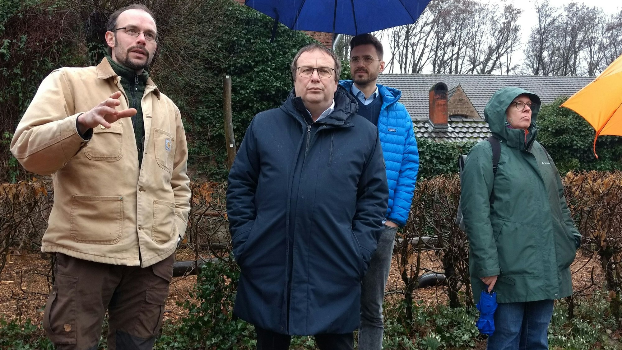 Matthias Rawohl vom Naturgut Ophoven erläutert Landesumweltminister Oliver Krischer (Grüne) Teile des Außengeländes.