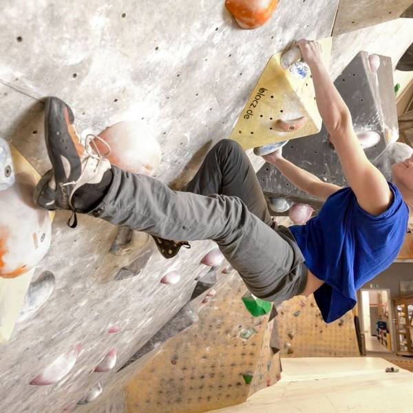 Eine Frau beim Bouldern in der Kölner Südstadt im K 11.
