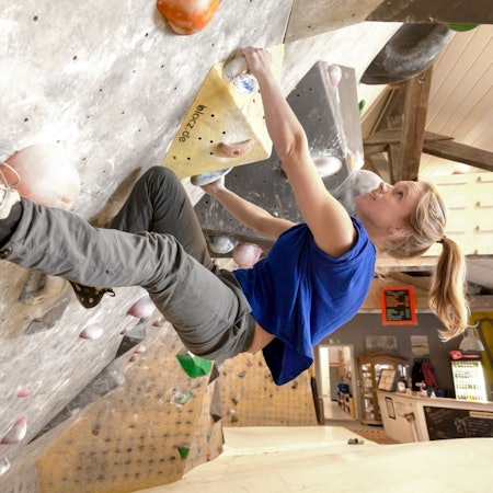 Eine Frau beim Bouldern in der Kölner Südstadt im K 11.