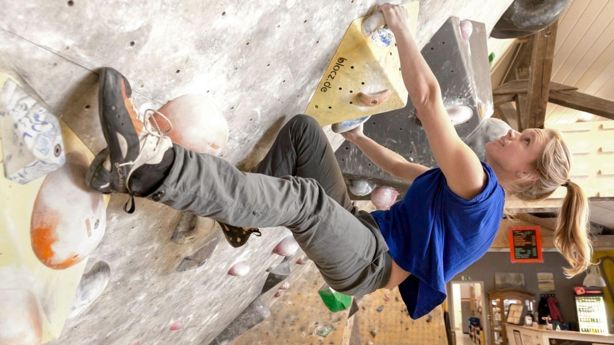 Eine Frau beim Bouldern in der Kölner Südstadt im K 11.