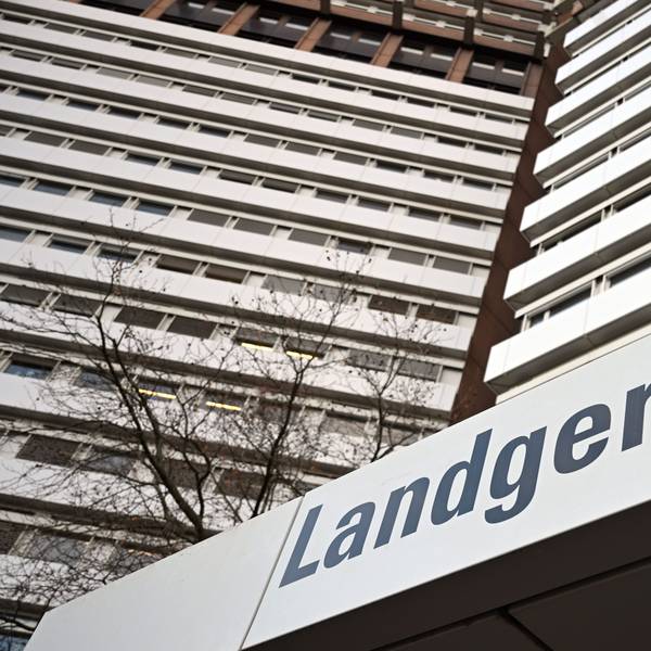 Ein Schild weist auf das Landgericht Köln hin.