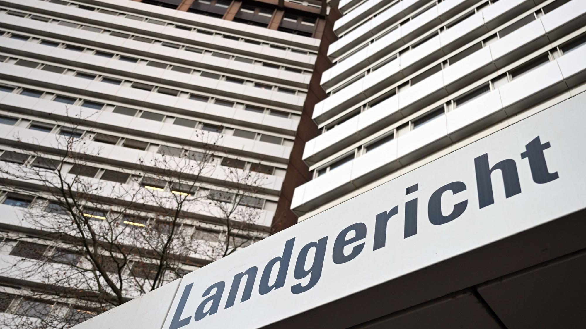 Das Bild zeigt das Landgerichtsgebäude von der Außenseite.