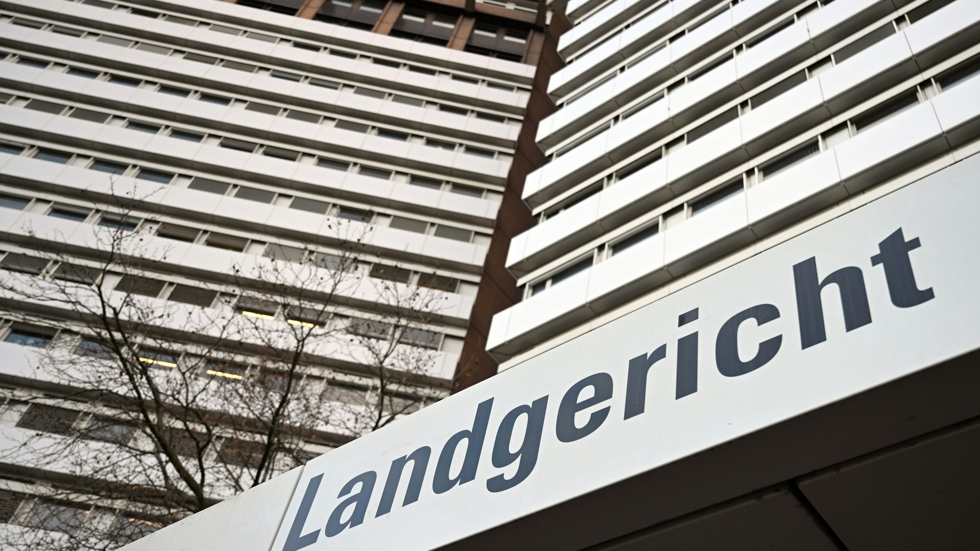 Das Bild zeigt das Landgerichtsgebäude von der Außenseite.
