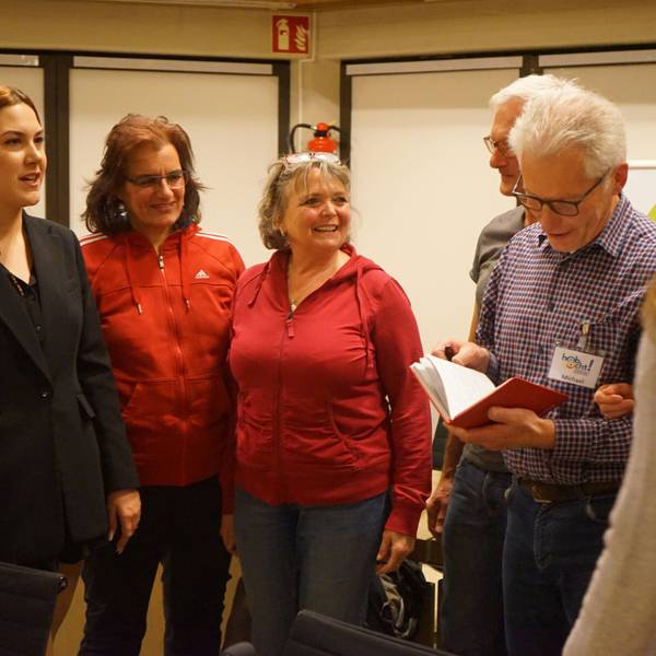 Politiker und Vertreter von Initiativen wie Hab8cht unterhalten sich miteinander.