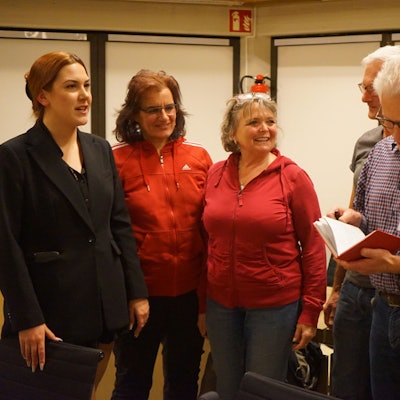 Politiker und Vertreter von Initiativen wie Hab8cht unterhalten sich miteinander.