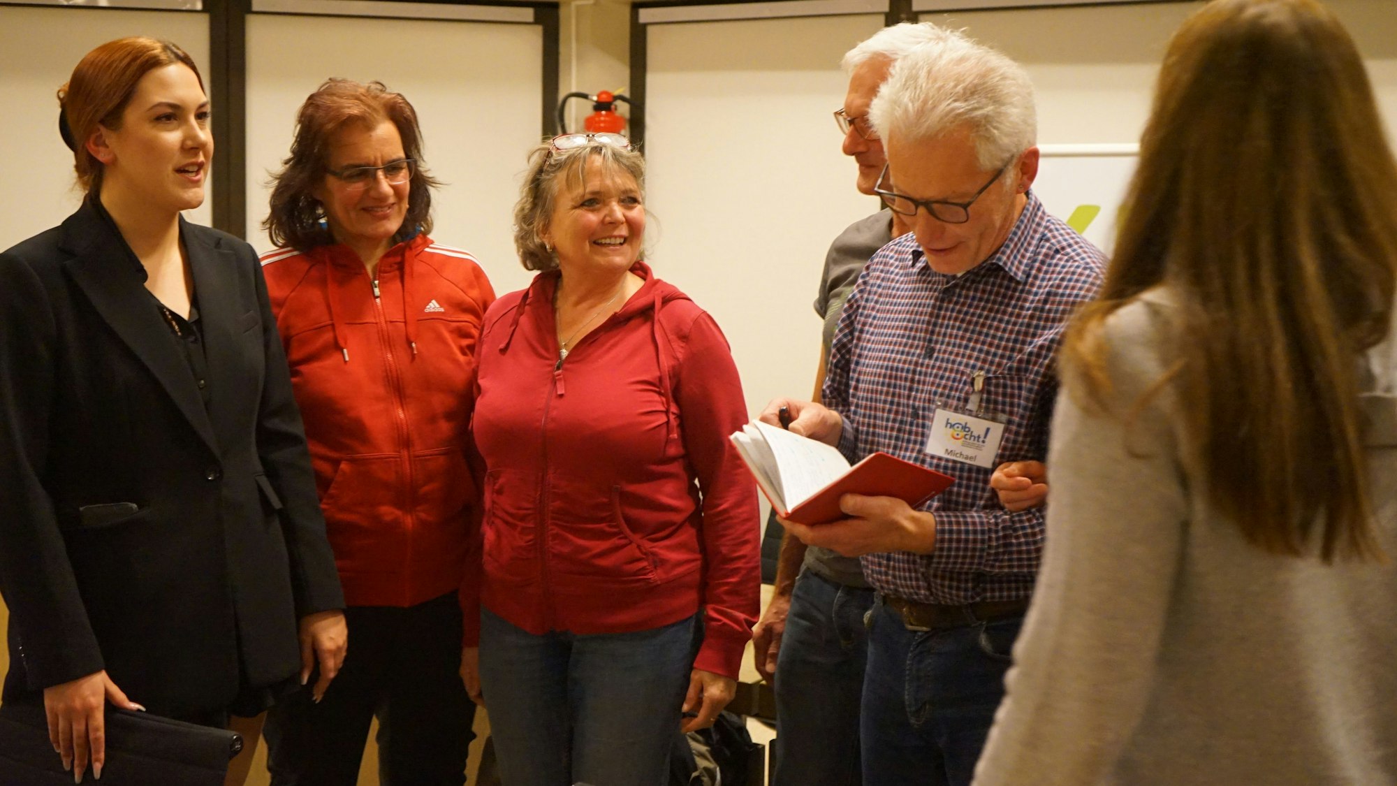 Politiker und Vertreter von Initiativen wie Hab8cht unterhalten sich miteinander.