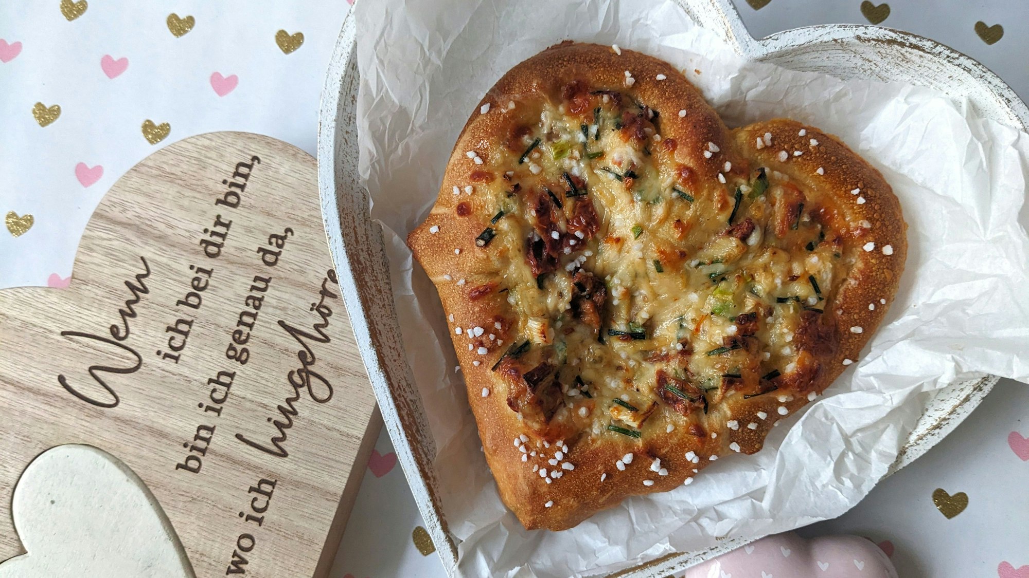 Das gebackene Herz liegt in einer herzförmigen Schüssel.