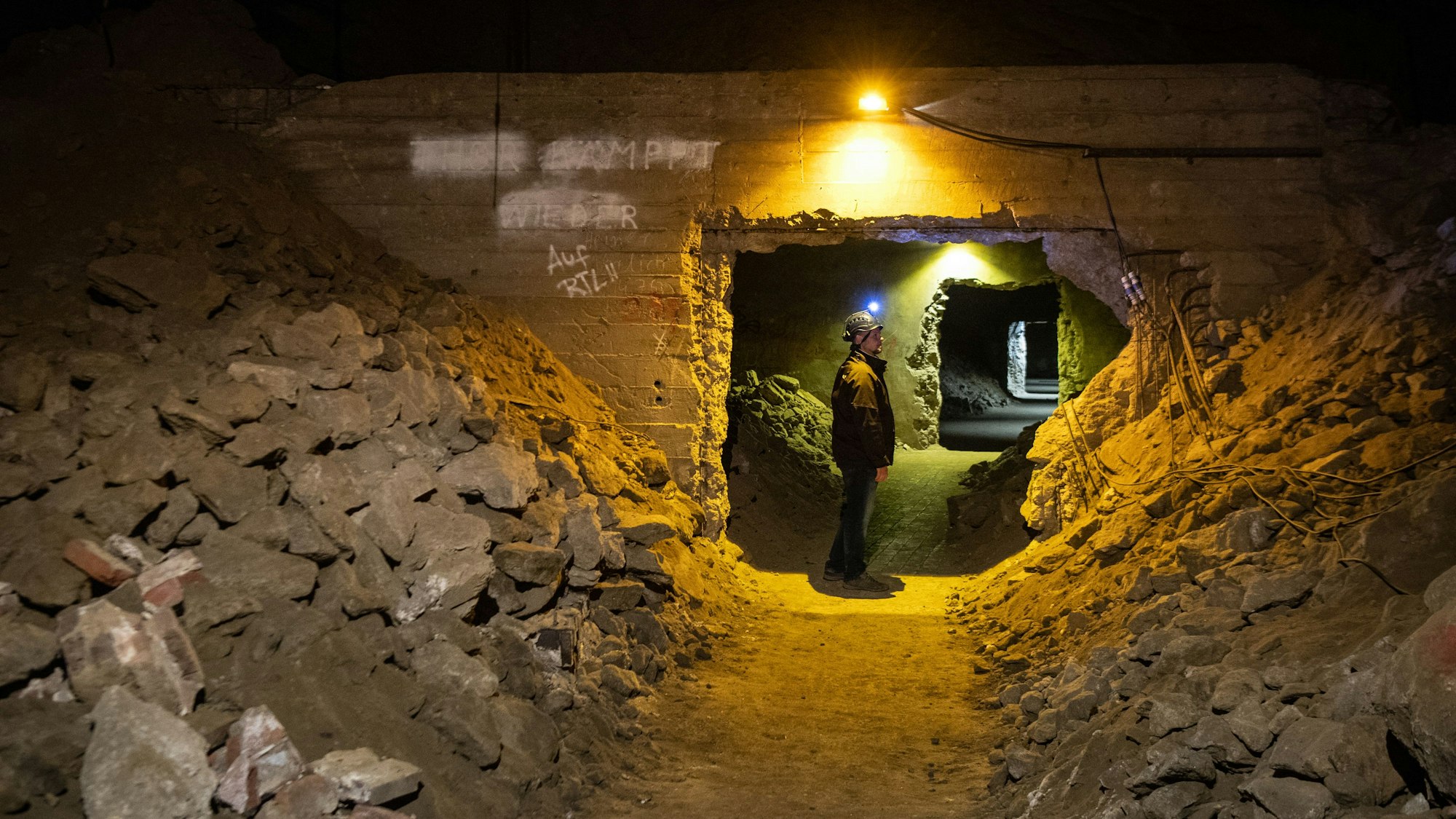 Ein Mann geht durch eine teilweise eingestürzten Stollenanlage im Jakobsberg bei Porta Westfalica. Die riesige, unterirdische Anlage mit dem Namen "Dachs 1" war während des Zweiten Weltkrieges unter den Nationalsozialisten von Zwangsarbeitern in den Berg getrieben worden.