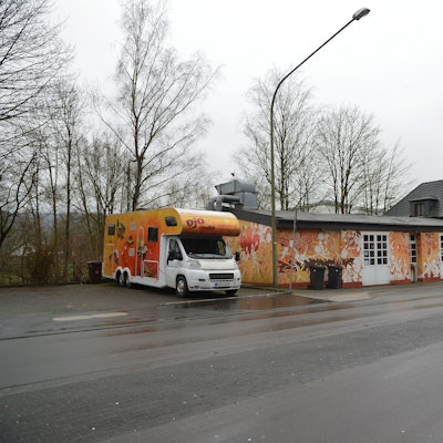 Die Gebäude der OJO sind knallorange.