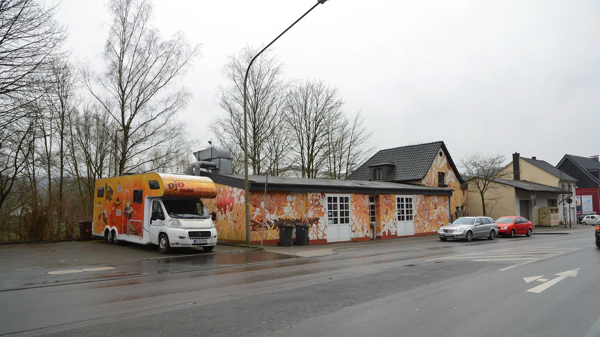 Zu sehen ist das Gebäude der Offenen Jugendhilfe in Overath, das bunt angemalt ist.