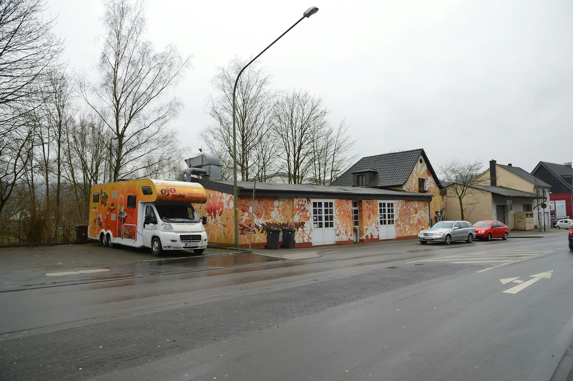 Die Gebäude der OJO sind knallorange.