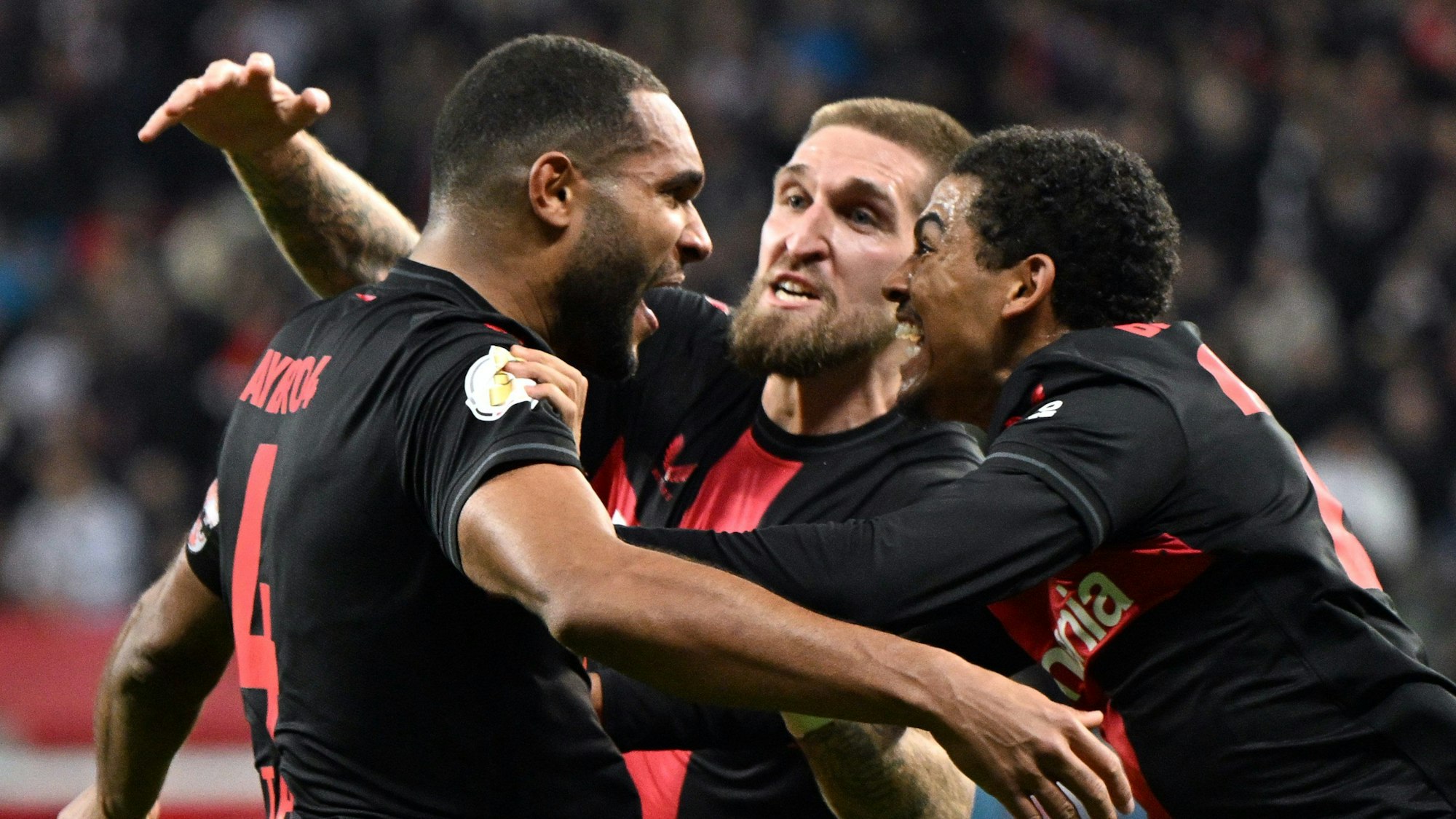 Jonathan Tah (l.), Robert Andrich (m.) und Amine Adli (r.) beim Jubeln nachdem entscheidenden Tor von Tah