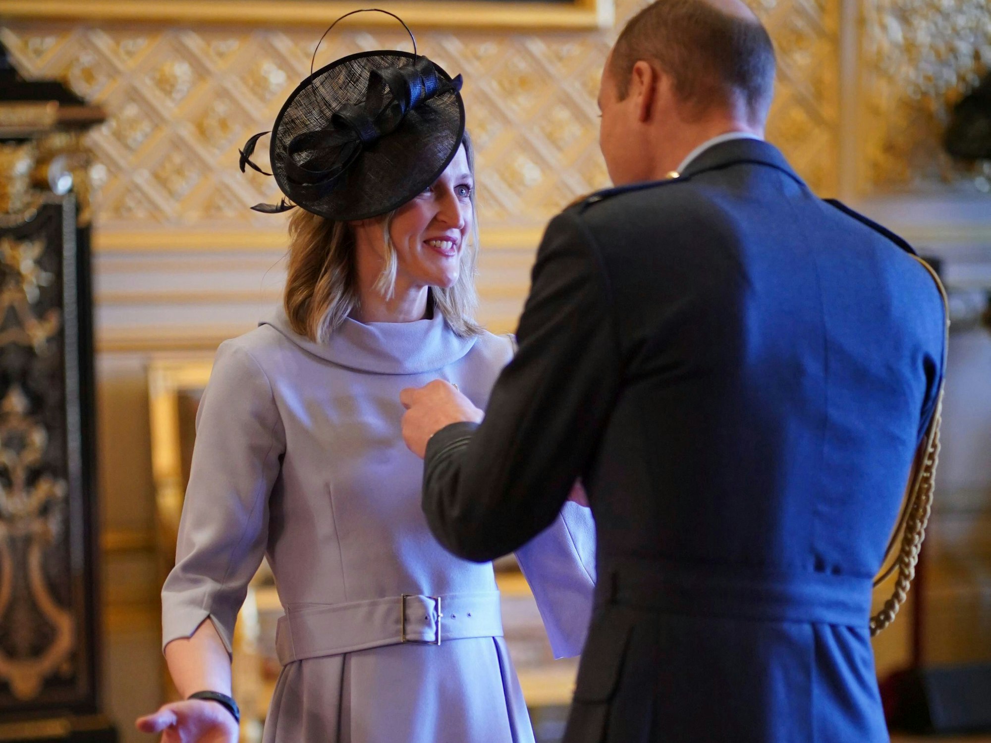 Prinz William zeichnet ehemalige Fußballspielerin Ellen White-Convery mit dem Commander of the Order of the British Empire aus.