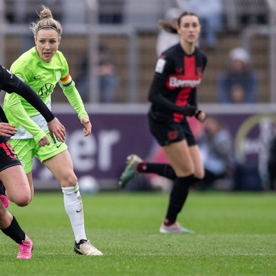Loreen Bender Bayer 04 Leverkusen, 19 sprintet Svenja Huth VfL Wolfsburg, 10 davon. Fussball: Google Pixel Frauen-Bundesliga, Saison 2023/2024, 12. Spieltag, Bayer 04 Leverkusen - VfL Wolfsburg am 04.02.2024 im Ulrich-Haberland-Stadion in Leverkusen. Wichtiger Hinweis: Gemaess den Vorgaben der DFL Deutsche Fussball Liga bzw. des DFB Deutscher Fussball-Bund ist es untersagt, in dem Stadion und/oder vom Spiel angefertigte Fotoaufnahmen in Form von Sequenzbildern und/oder videoaehnlichen Fotostrecken zu verwerten bzw. verwerten zu lassen. Foto: Kirchner-Media/TH *** Loreen Bender Bayer 04 Leverkusen, 19 sprints Svenja Huth VfL Wolfsburg, 10 of them Soccer Google Pixel Womens Bundesliga, Season 2023 2024, Matchday 12, Bayer 04 Leverkusen VfL Wolfsburg on 04 02 2024 at Ulrich Haberland Stadium in Leverkusen Important notice According to the regulations of the DFL German Football League or the DFB German Football Association, it is prohibited, to utilize or have utilized photographs taken in the stadium and or of the match in the form of sequential images and or video-like photo series Foto Kirchner Media TH Copyright: xKirchner-Media/THx