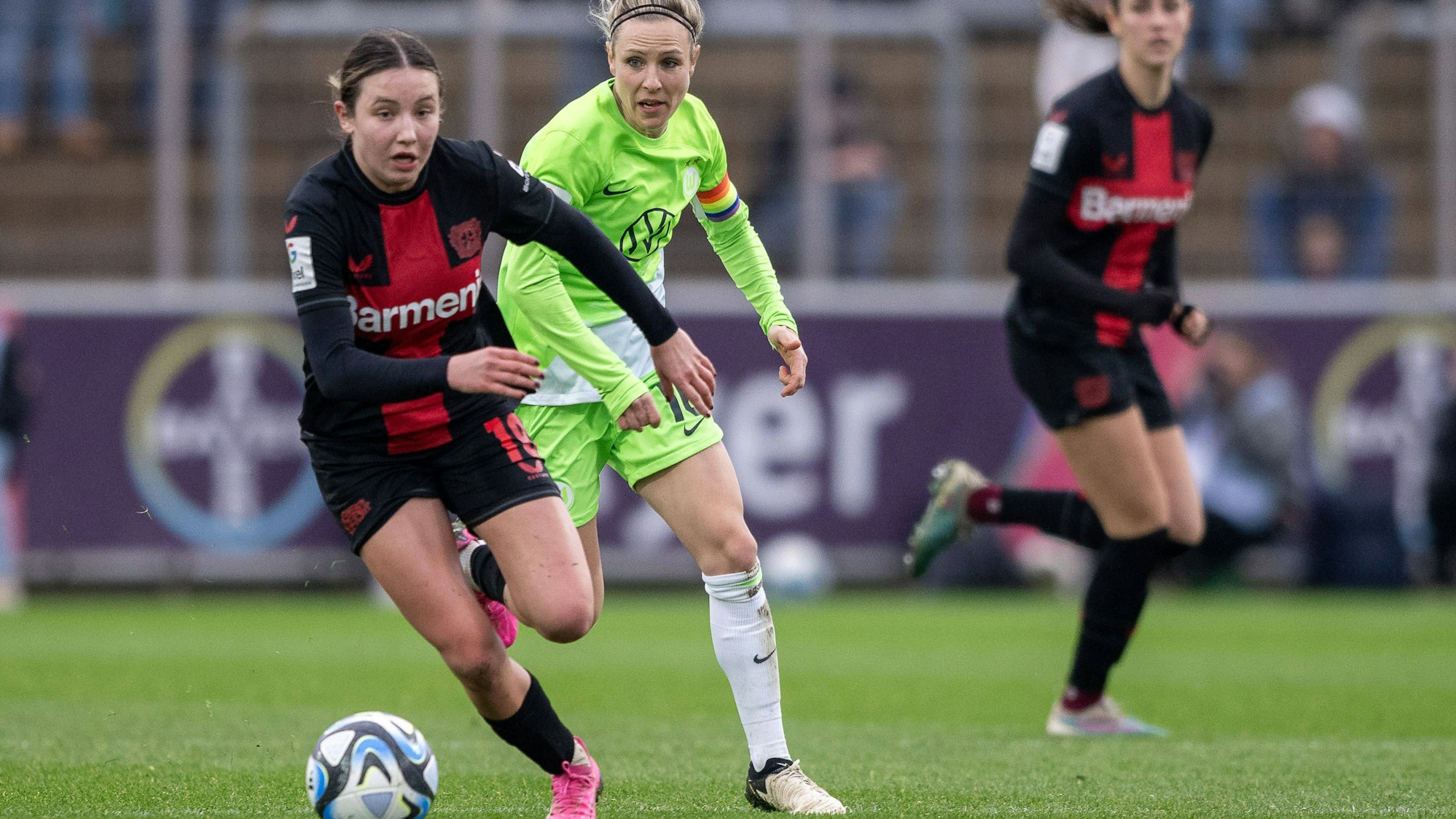 Loreen Bender Bayer 04 Leverkusen, 19 sprintet Svenja Huth VfL Wolfsburg, 10 davon. Fussball: Google Pixel Frauen-Bundesliga, Saison 2023/2024, 12. Spieltag, Bayer 04 Leverkusen - VfL Wolfsburg am 04.02.2024 im Ulrich-Haberland-Stadion in Leverkusen. Wichtiger Hinweis: Gemaess den Vorgaben der DFL Deutsche Fussball Liga bzw. des DFB Deutscher Fussball-Bund ist es untersagt, in dem Stadion und/oder vom Spiel angefertigte Fotoaufnahmen in Form von Sequenzbildern und/oder videoaehnlichen Fotostrecken zu verwerten bzw. verwerten zu lassen. Foto: Kirchner-Media/TH *** Loreen Bender Bayer 04 Leverkusen, 19 sprints Svenja Huth VfL Wolfsburg, 10 of them Soccer Google Pixel Womens Bundesliga, Season 2023 2024, Matchday 12, Bayer 04 Leverkusen VfL Wolfsburg on 04 02 2024 at Ulrich Haberland Stadium in Leverkusen Important notice According to the regulations of the DFL German Football League or the DFB German Football Association, it is prohibited, to utilize or have utilized photographs taken in the stadium and or of the match in the form of sequential images and or video-like photo series Foto Kirchner Media TH Copyright: xKirchner-Media/THx