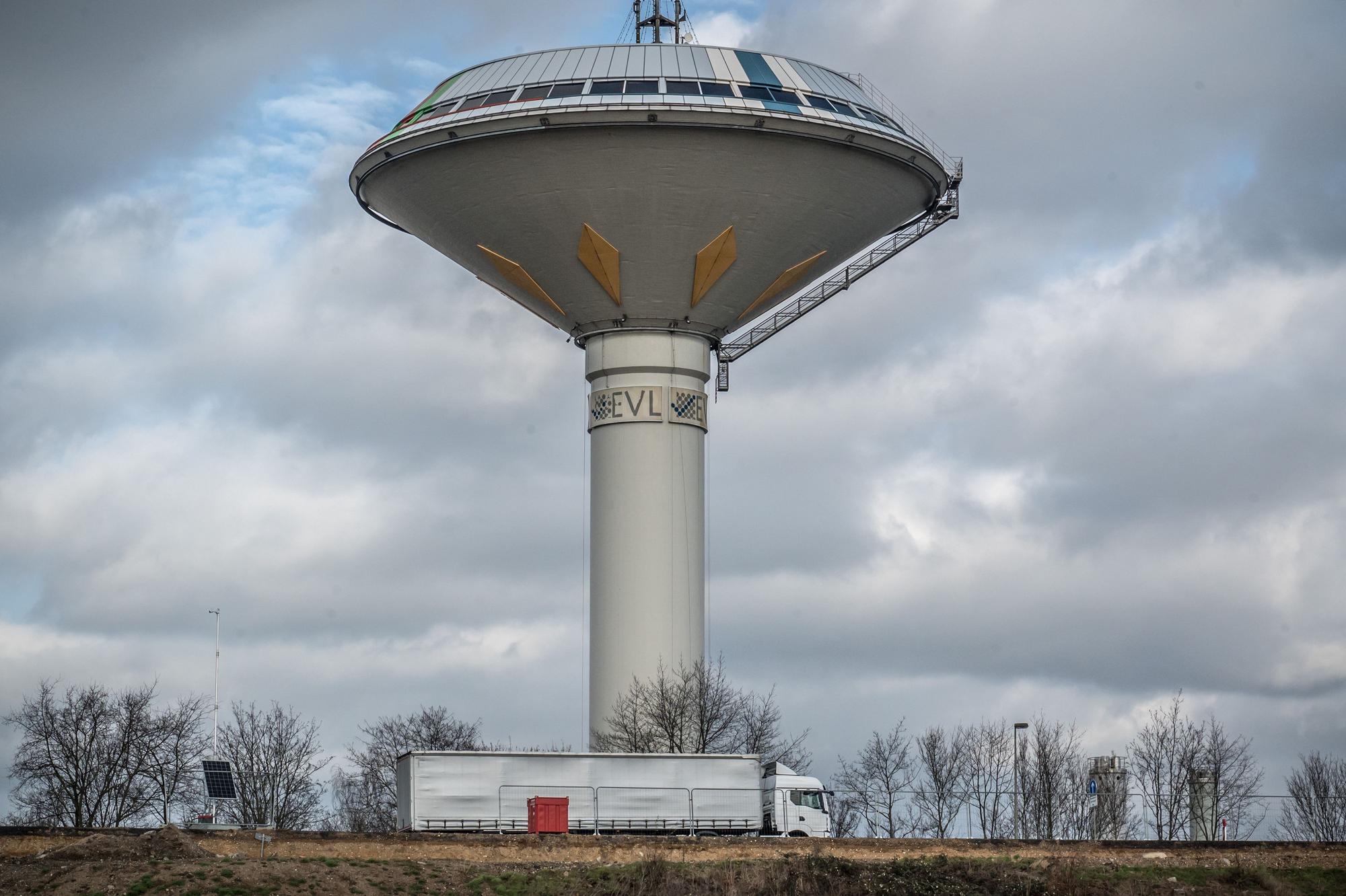 Der Autobahn-Damm in Wiesdorf.