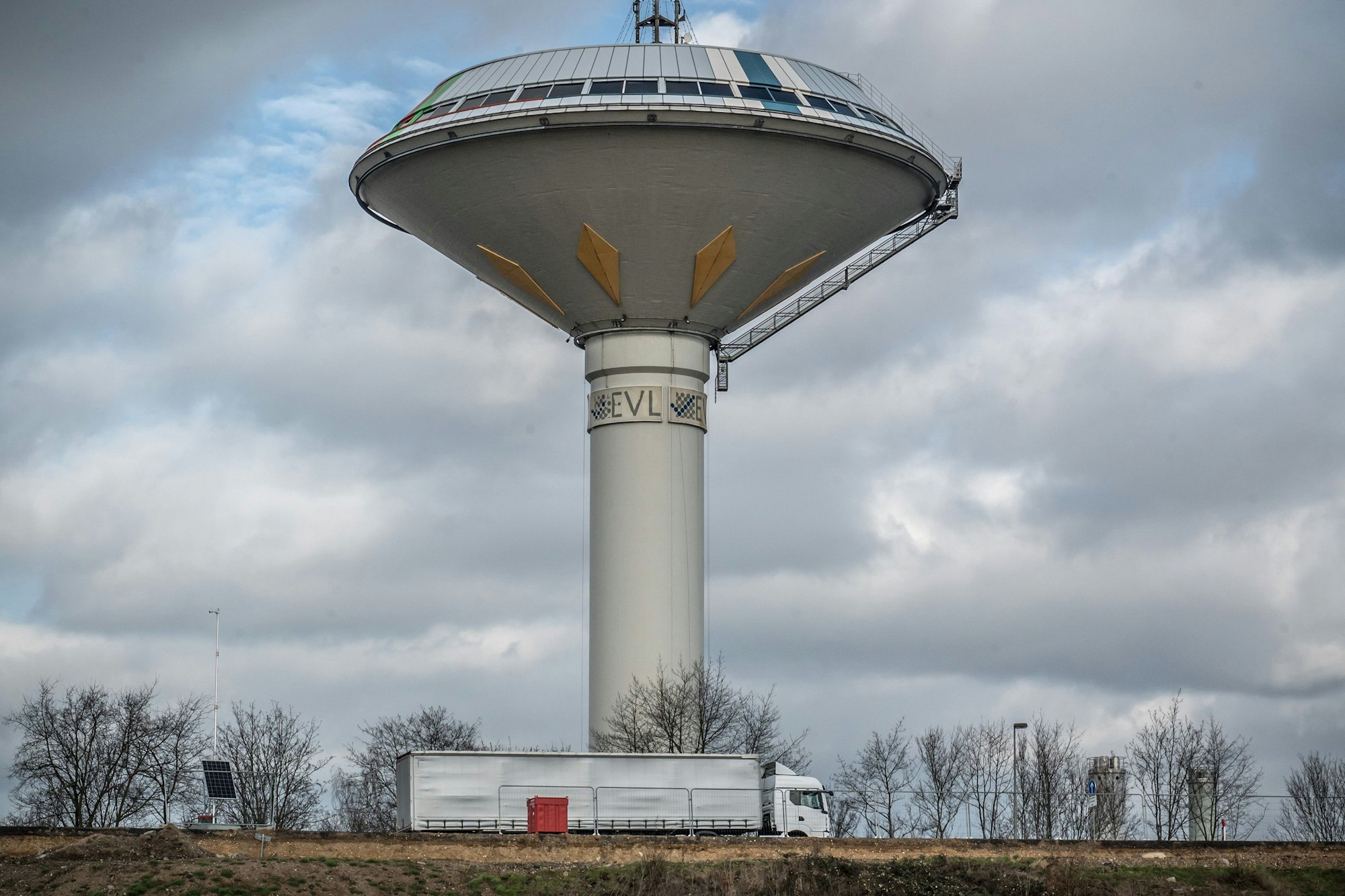 Der Autobahn-Damm in Wiesdorf.