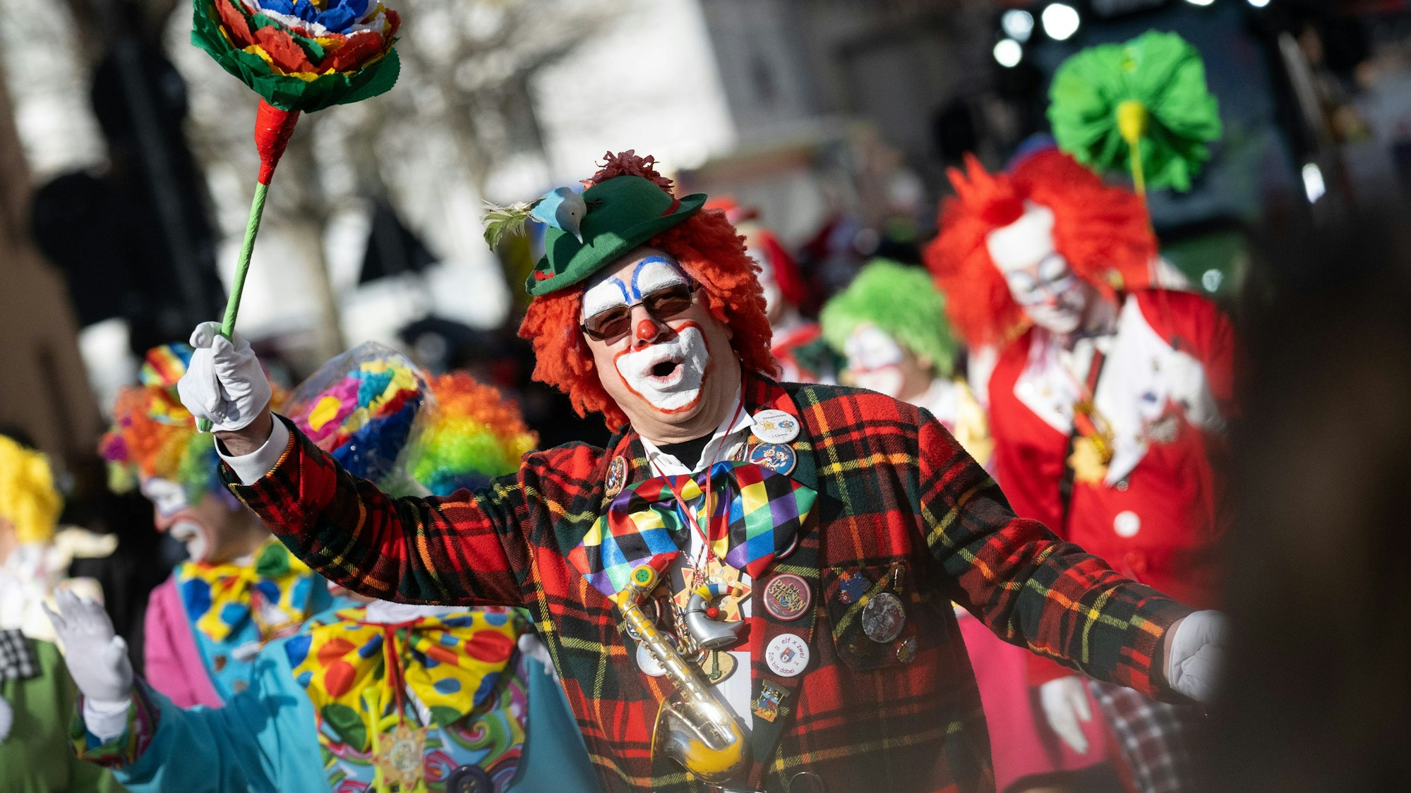 Ein Clown jubelt während des Rosenmontagsumzuges.