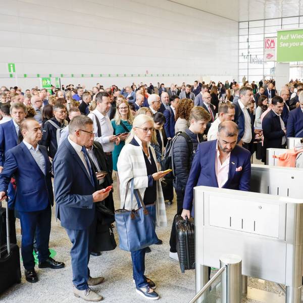 Besucher der Internationalen Süßwarenmesse ISM in Köln (Archivbild).
