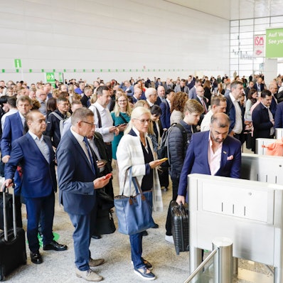 Besucher der Internationalen Süßwarenmesse ISM in Köln (Archivbild).