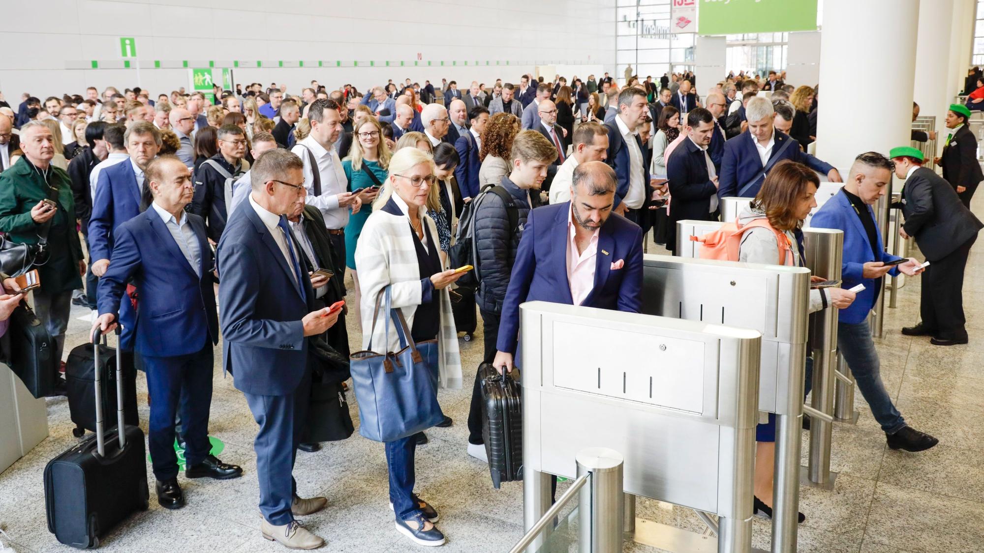 Besucher der Internationalen Süßwarenmesse ISM in Köln (Archivbild).