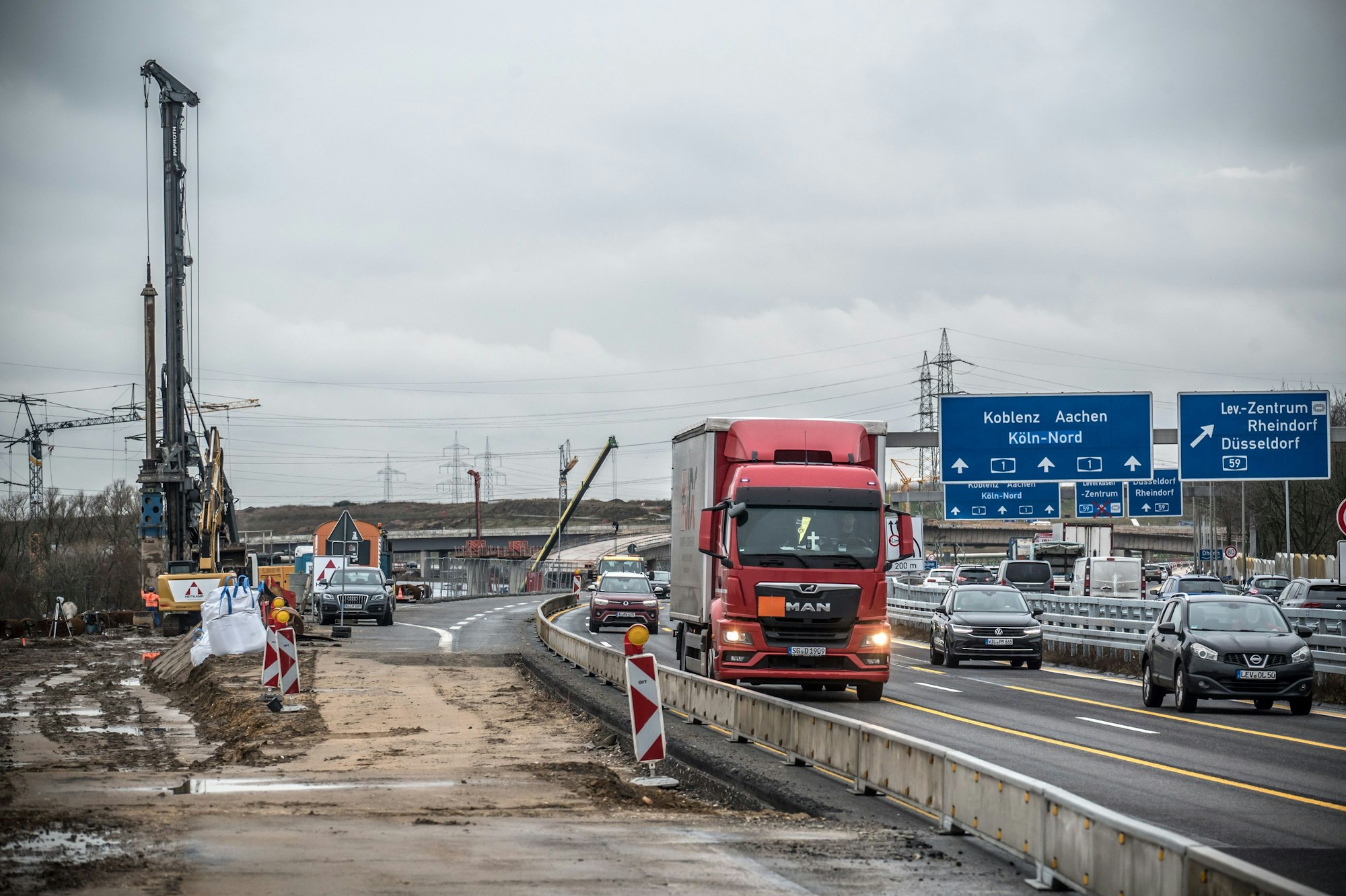 Autobahn 1 zwischenLeverkusen-West und Europaring, wird bald ausgebaut, eine Lärmschutzwand kommt. Tempo 80 erlaubt. Foto: Ralf Krieger