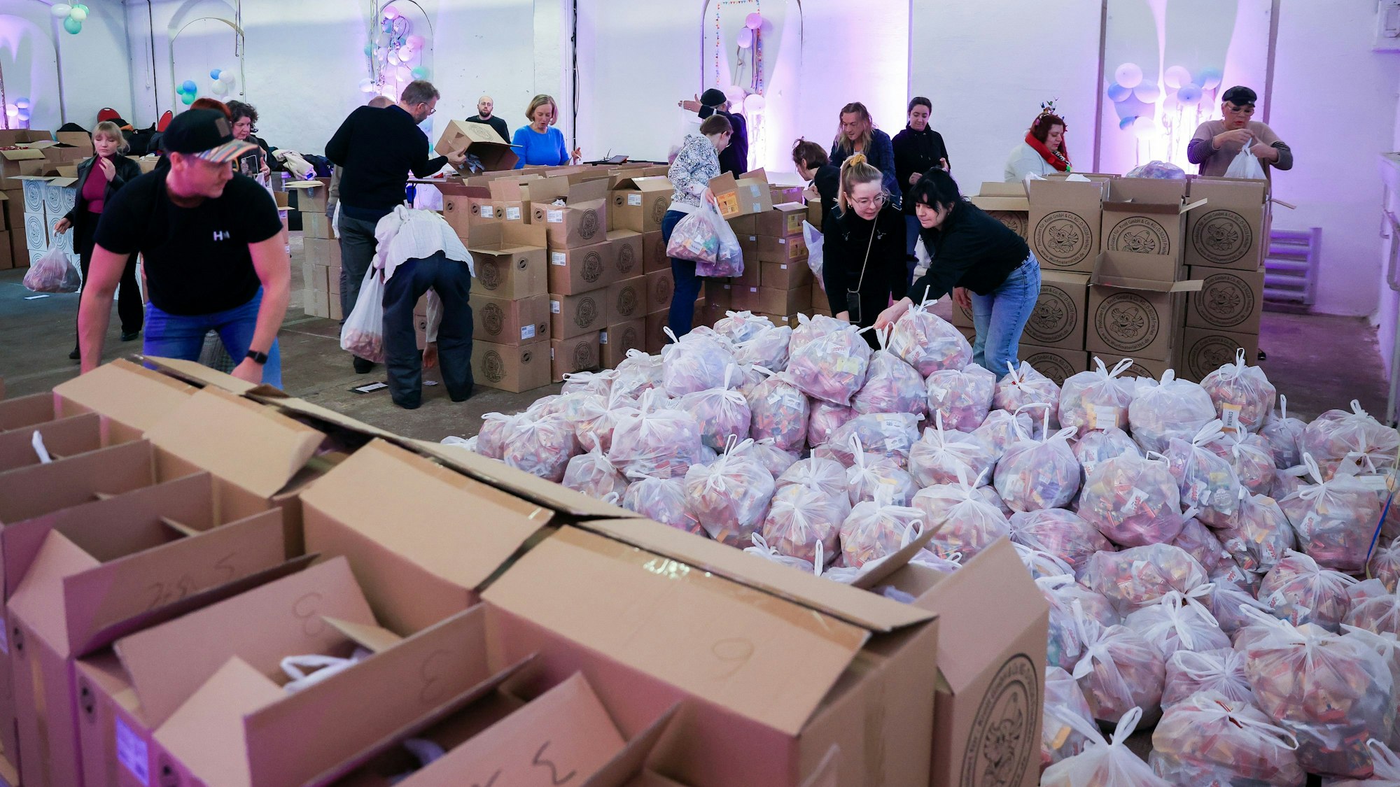 Der Verein für darstellende Künste (VdK) packt Kamelle für den Rosenmontagszug.