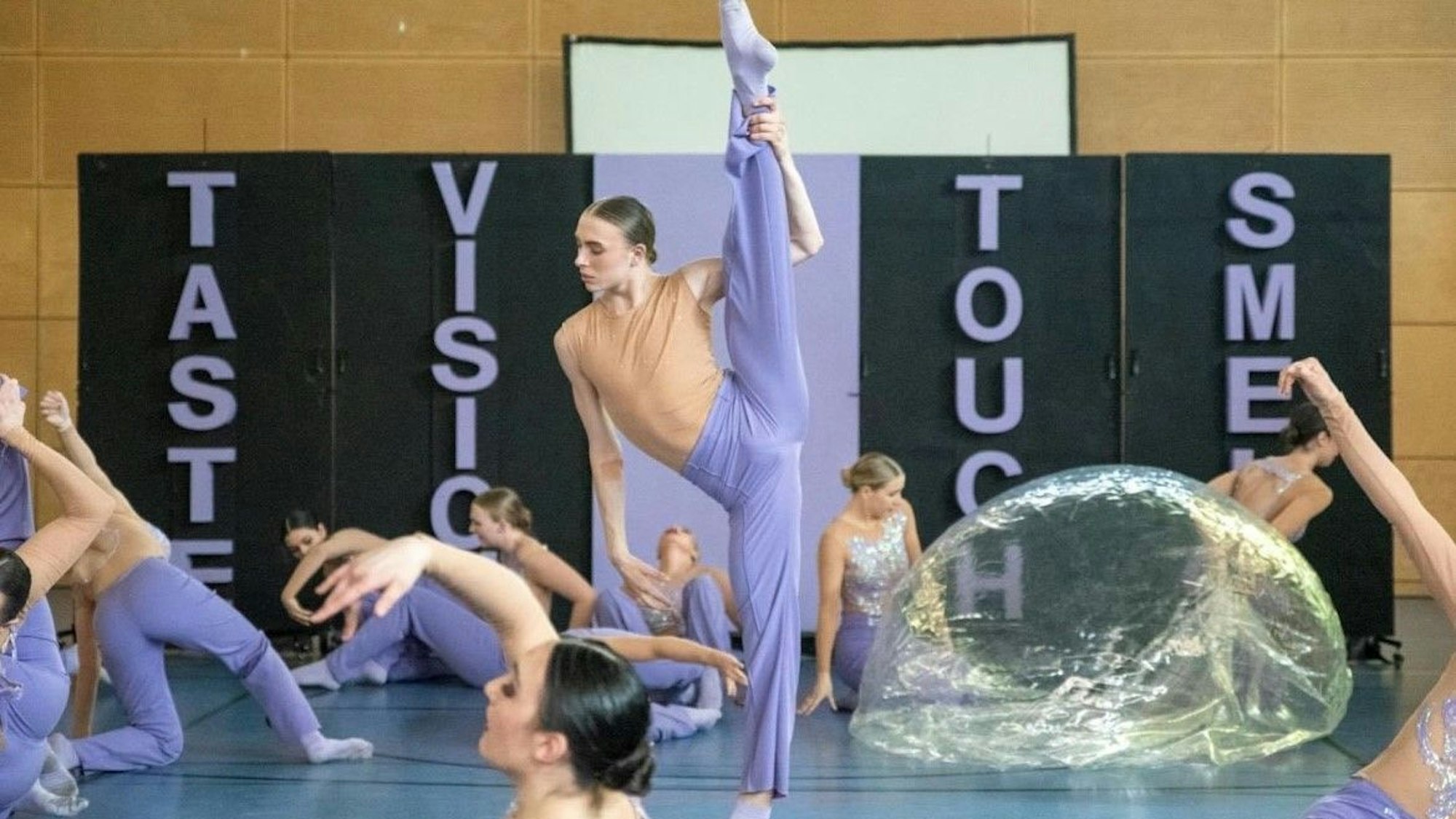 Auftritt der Formation Adult