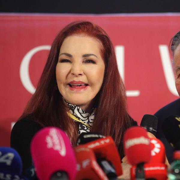 Richard Lugner (r) und sein Opernball-Gast Priscilla Presley lachen bei einer Pressekonferenz vor dem 66. Wiener Opernpall.