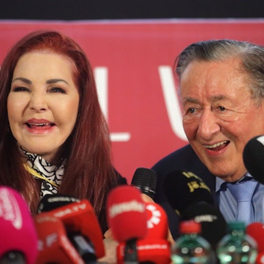 Richard Lugner (r) und sein Opernball-Gast Priscilla Presley lachen bei einer Pressekonferenz vor dem 66. Wiener Opernpall.