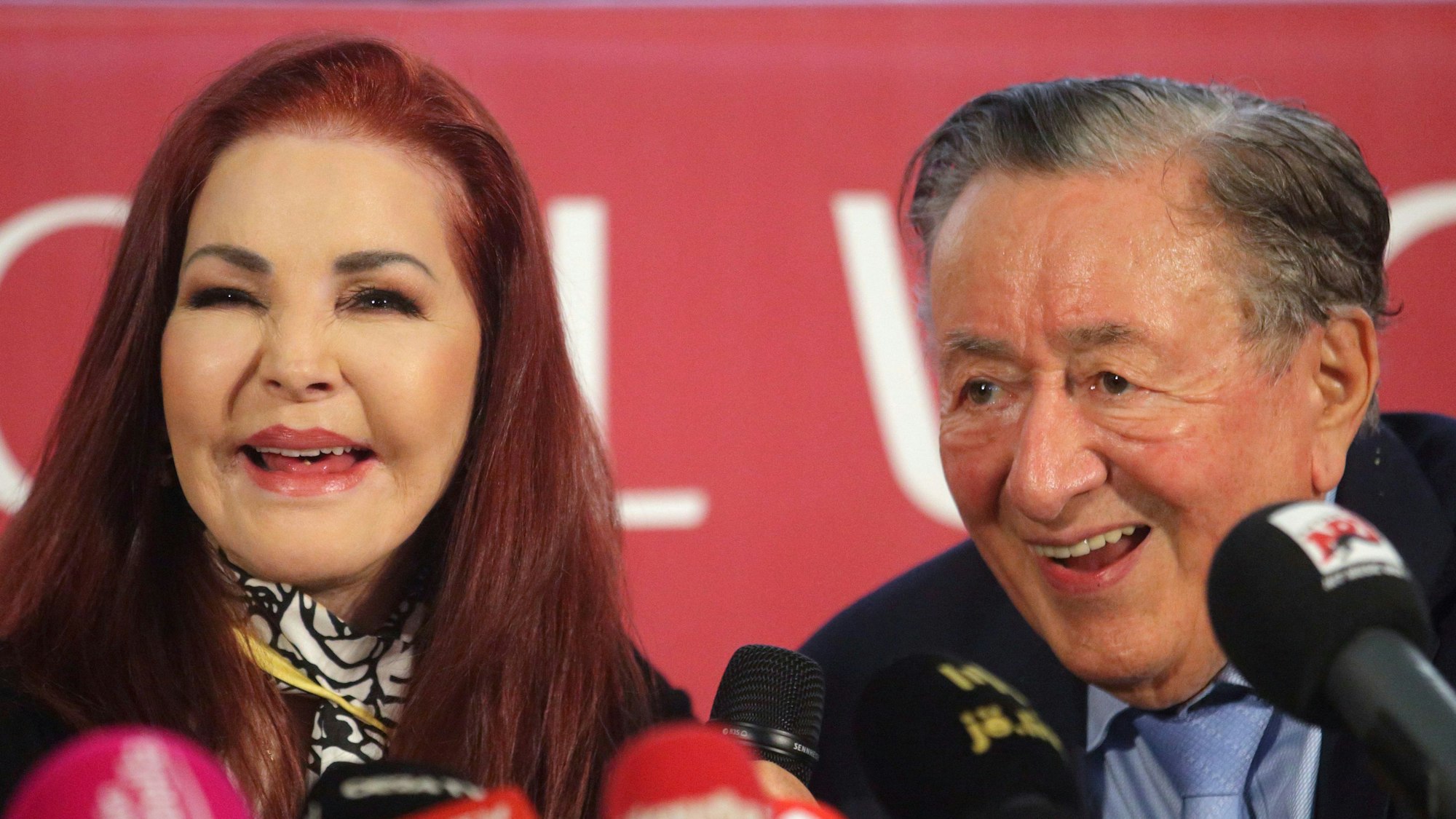 Richard Lugner (r) und sein Opernball-Gast Priscilla Presley lachen bei einer Pressekonferenz vor dem 66. Wiener Opernpall.
