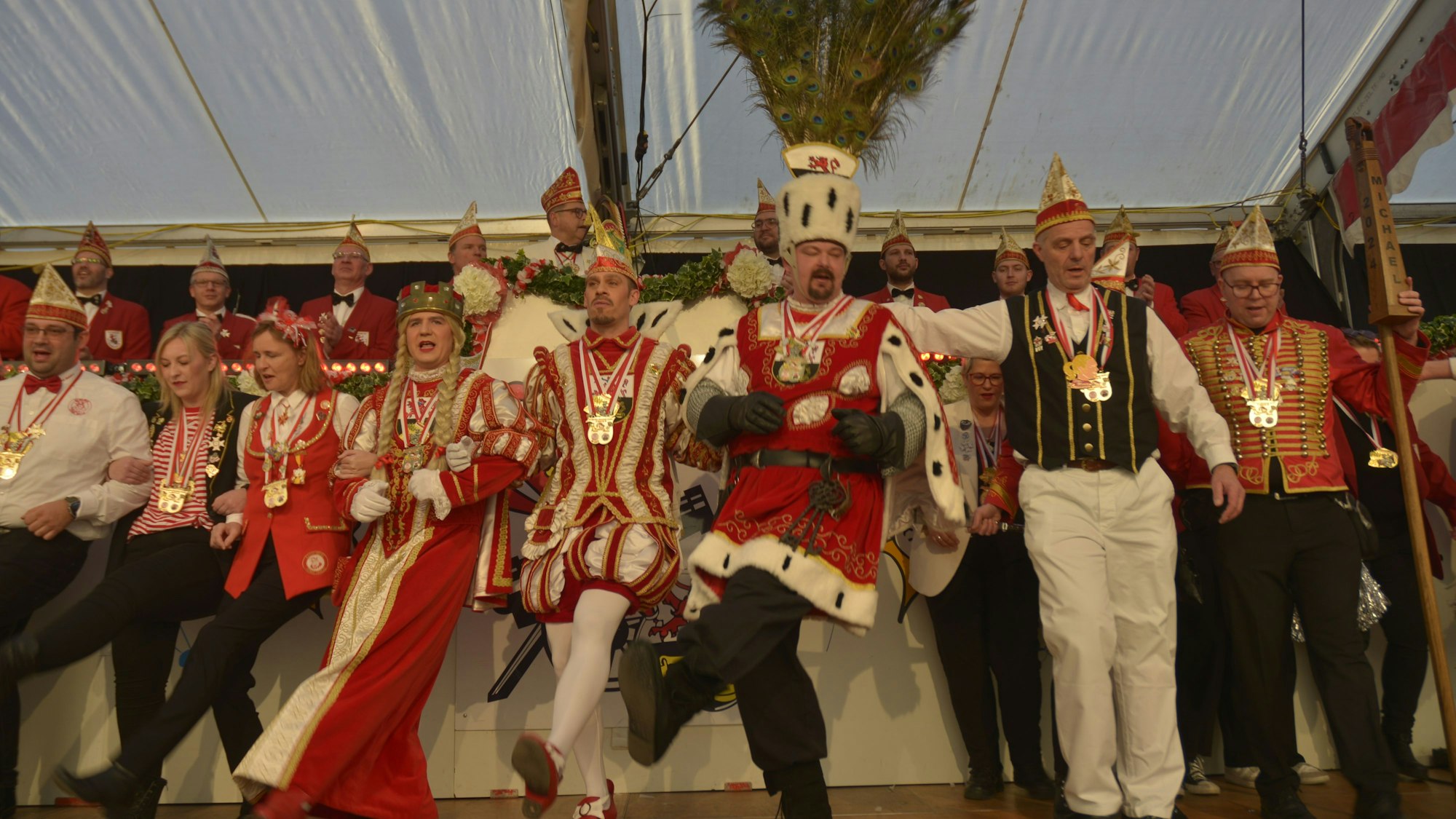 Lindlar. Unterwegs mit dem Lindlarer Dreigstirn Prinz Marcel, Bauer Michael und Jungfrau Olivia