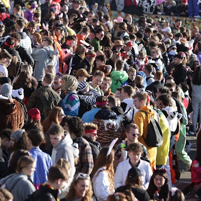 Mehrere Hundert Jugendliche feiern Karneval.