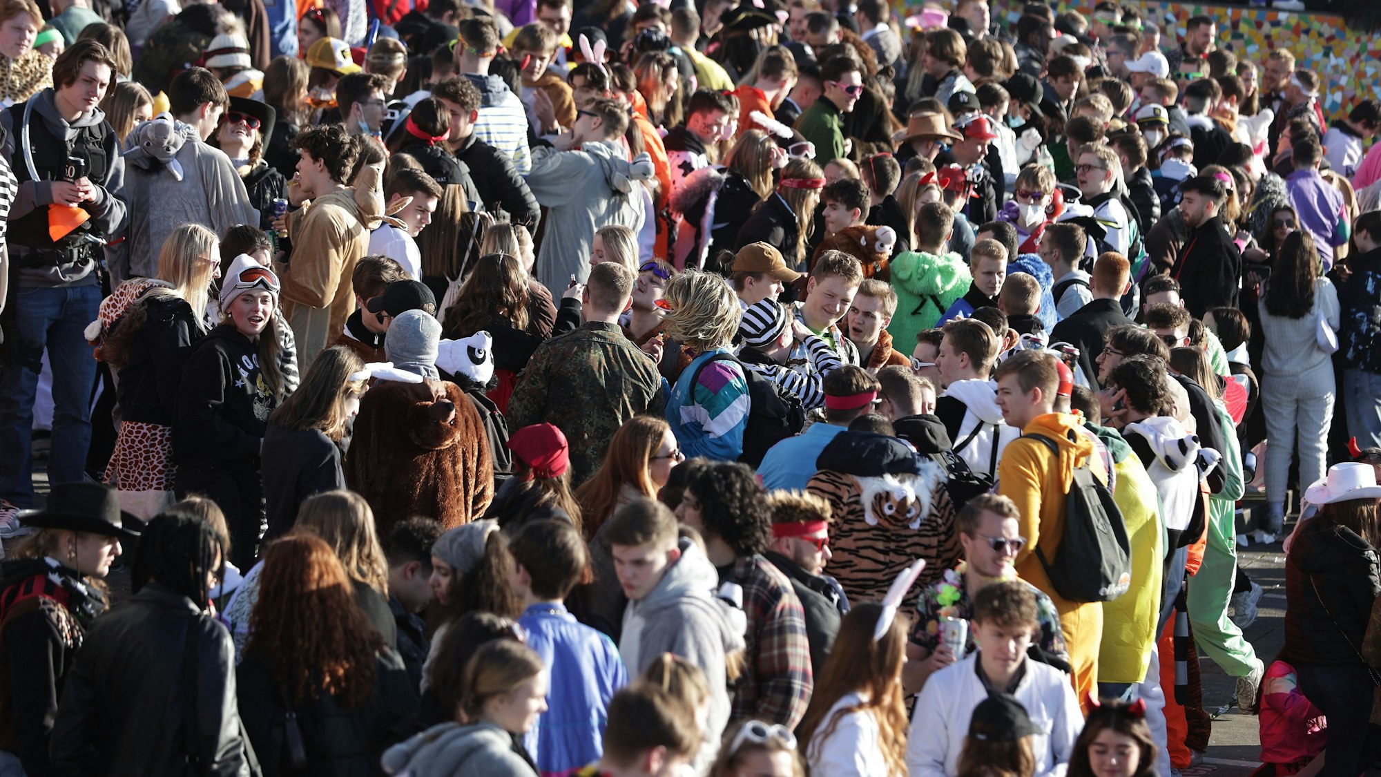 Mehrere Hundert Jugendliche feiern Karneval.