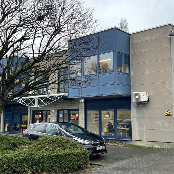 Mehrere bewaffnete Männer haben eine Spedition in Troisdorf an der Josef-Kitz-Straße überfallen und einen Transporter mit Paketen gestohlen.