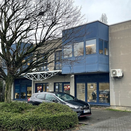 Mehrere bewaffnete Männer haben eine Spedition in Troisdorf an der Josef-Kitz-Straße überfallen und einen Transporter mit Paketen gestohlen.