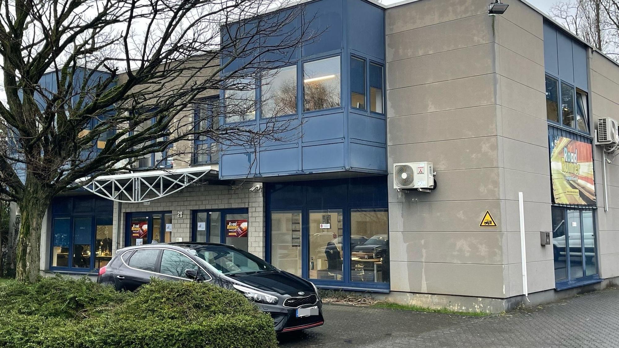 Mehrere bewaffnete Männer haben eine Spedition in Troisdorf an der Josef-Kitz-Straße überfallen und einen Transporter mit Paketen gestohlen.