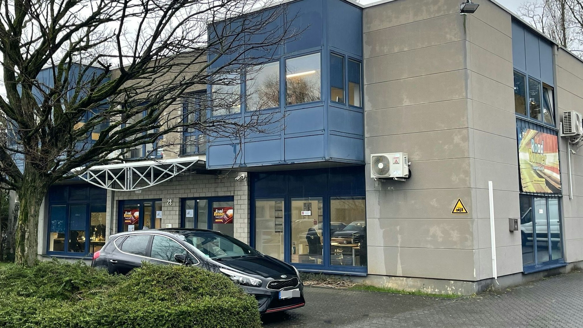 Mehrere bewaffnete Männer haben eine Spedition in Troisdorf an der Josef-Kitz-Straße überfallen und einen Transporter mit Paketen gestohlen.