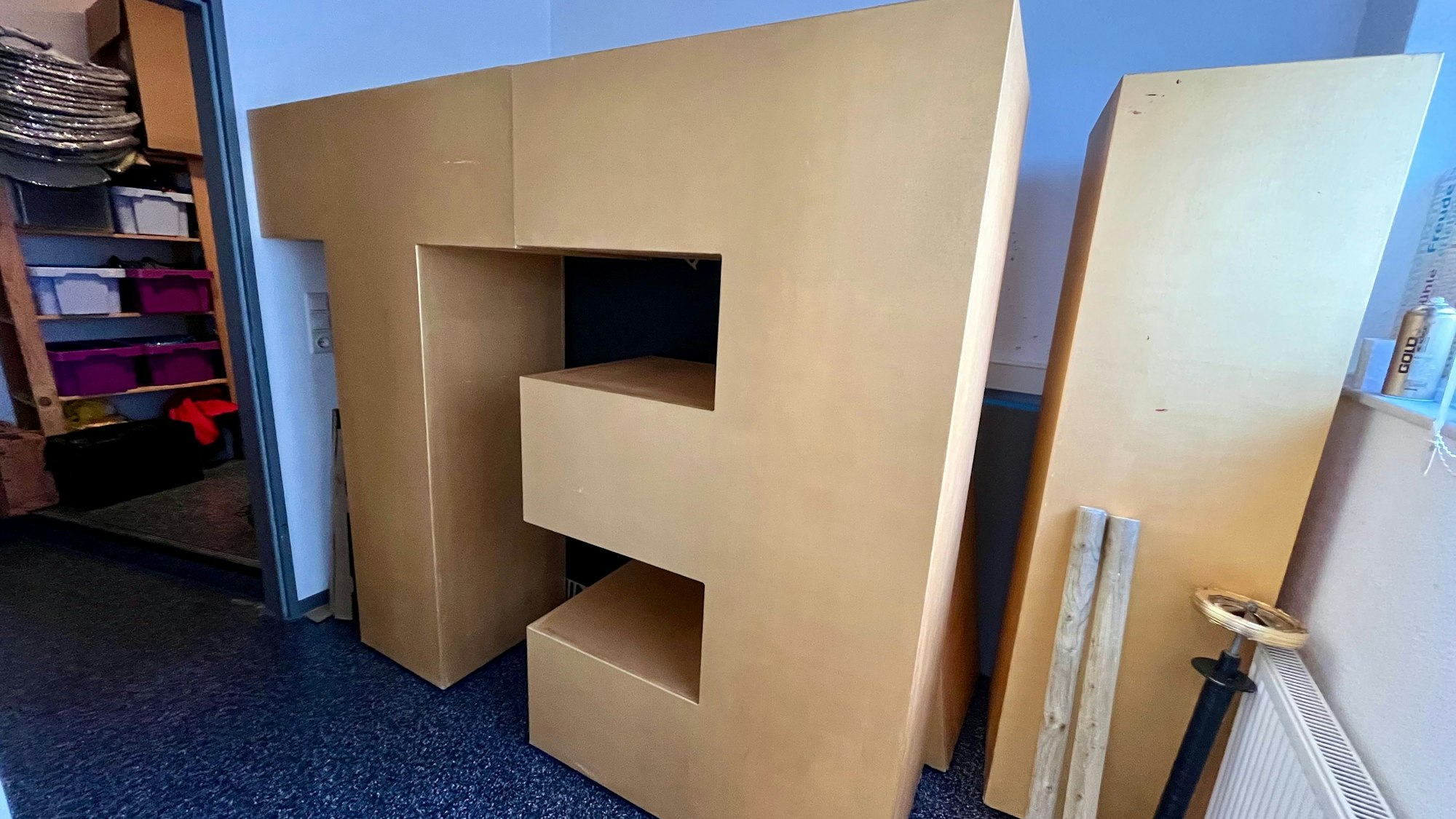 Requisiten im Lagerraum der SK Dance Factory