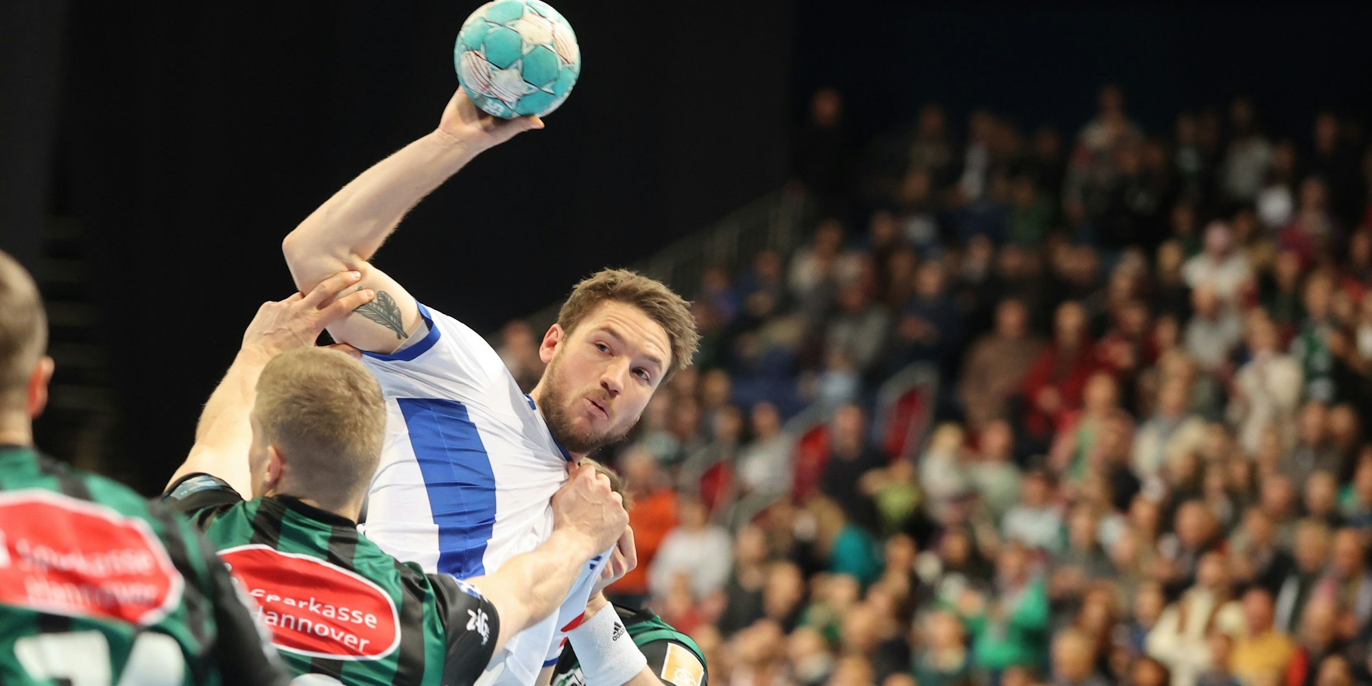 Domniki Mappes steigt mit dem Ball in der rechten Wurfhand über die Abwehr.