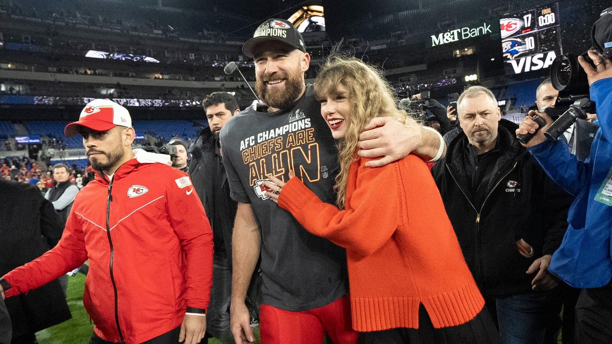Sind das aktuelle Traumpaar in den USA: NFL-Superstar Travis Kelce und US-Sängerin Taylor Swift (r.)