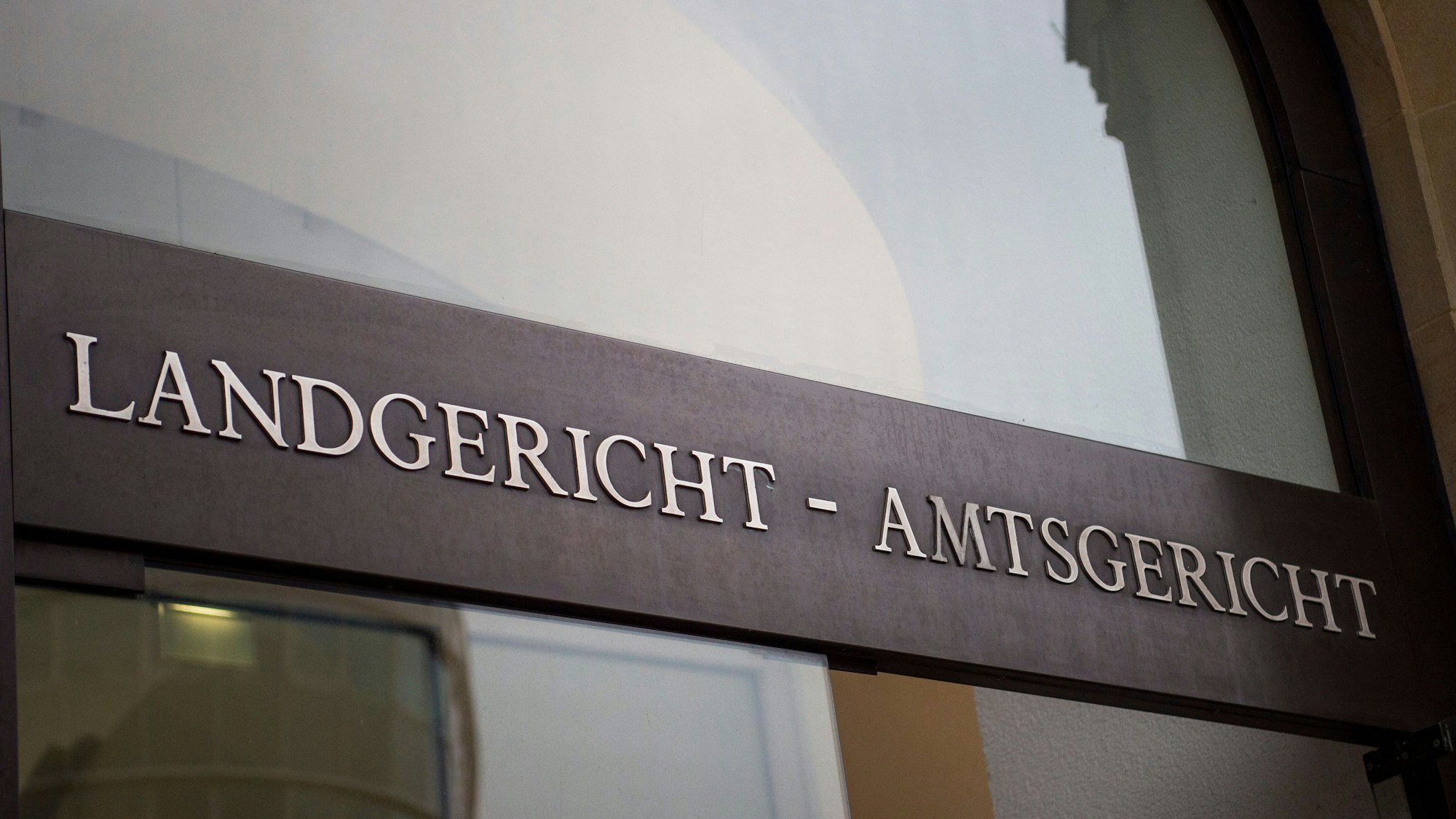 Der Schriftzug „Landgericht Amtsgericht“ ist über dem Eingang des Land- und Amtsgerichts Duisburg zu lesen.