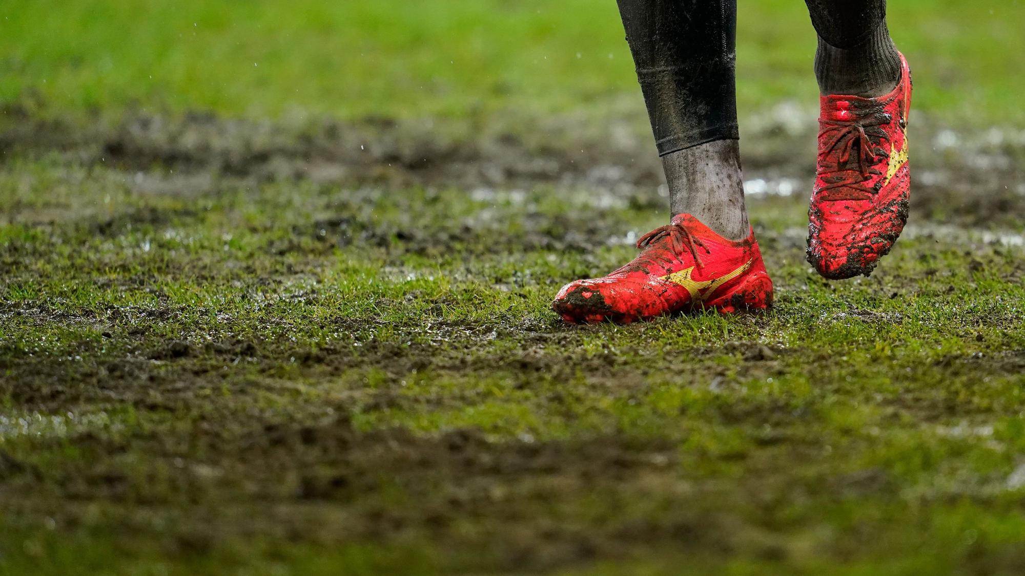 Ein Spieler steht vor dem Spiel auf dem Rasen.