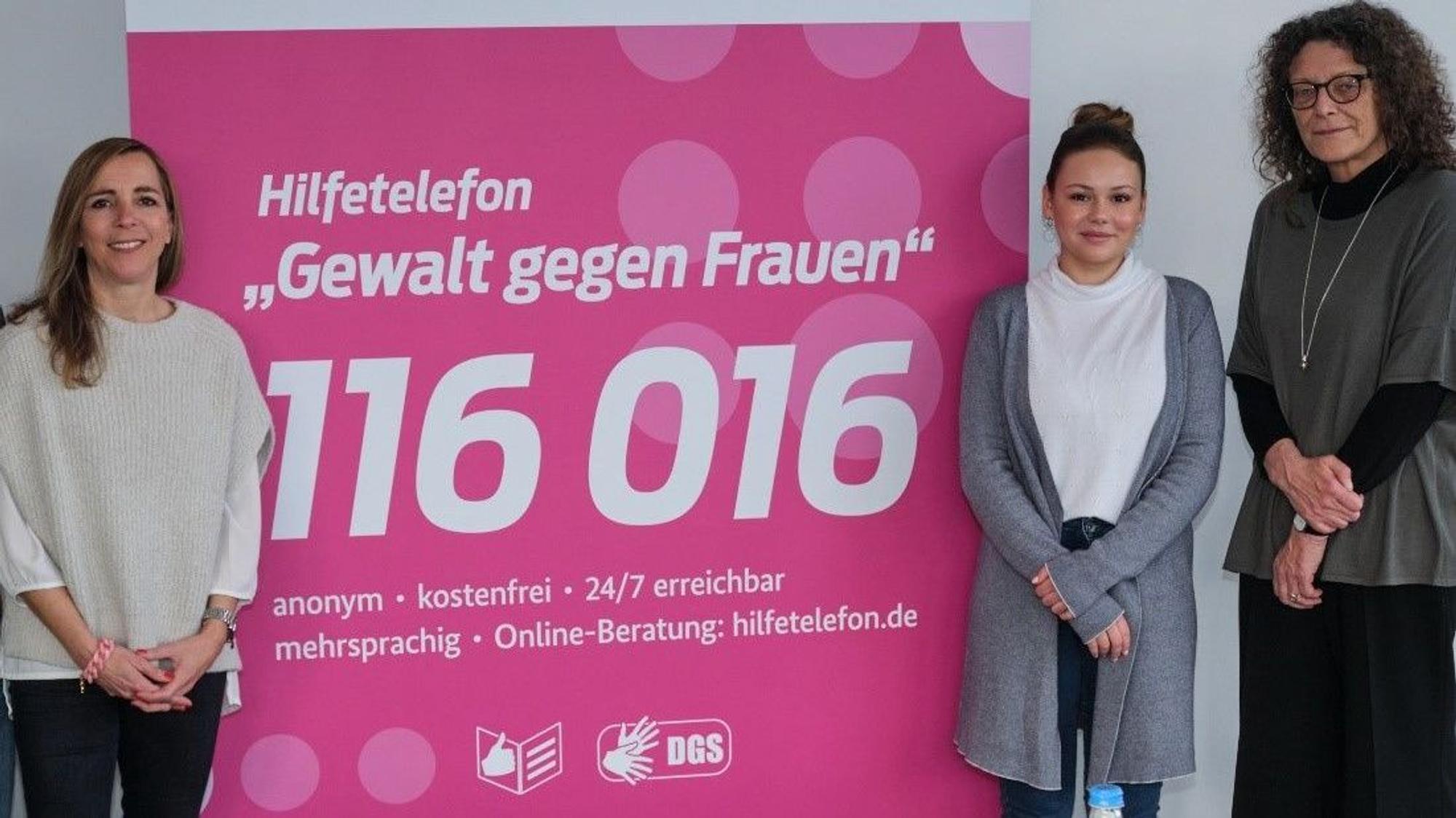 Creative Producerin Claudia Danne (l.), Schauspielerin Theresa Traser (m.) und Petra Söchting (r.), Leiterin des Hilfetelefons „Gewalt gegen Frauen“