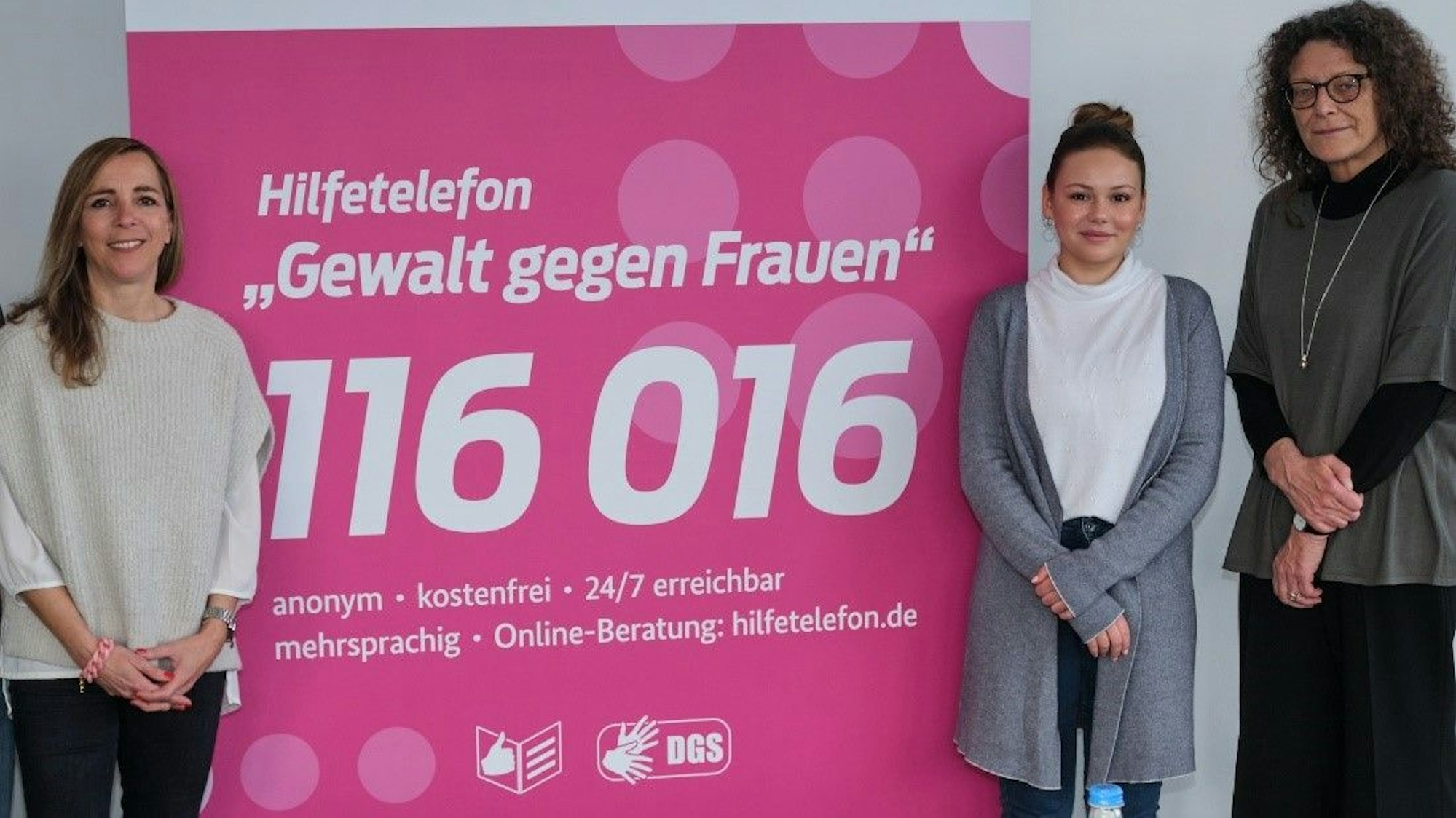 Creative Producerin Claudia Danne (l.), Schauspielerin Theresa Traser (m.) und Petra Söchting (r.), Leiterin des Hilfetelefons „Gewalt gegen Frauen“